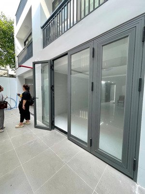 nhà mới 100% ngay trệt, siêu rộng thoáng mát hỗ trợ ngăn phòng tạo phòng ngủ tách bếp