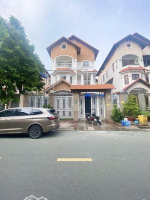 cho thuê biệt thự 12,5 x 20m, sẵn 6pn, máy lạnh, thăng máy, ở ngay, mt 12m