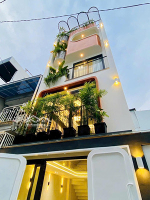 nhà 52,4m2 trần hưng đạo, q1. xây 1 trệt 3 lầu. hẻm 5m shr, gần ca thành phố. giá 6 tỷ 100