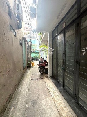 siêu phẩm nhỉnh 3 tỷ - 2 tầng -trung tâm quận 1 - nhà mới đẹp - sát mặt tiền -võ văn kiệt- sổ riêng