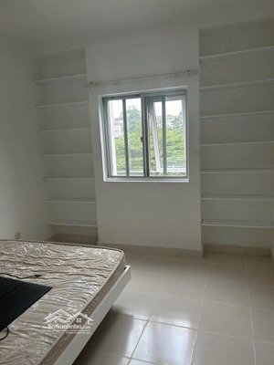 cho thuê cc hưng vượng 2, dt 74m 2pn 1wwc nội thất cơ bản, giá 12tr tl, dt: thảo