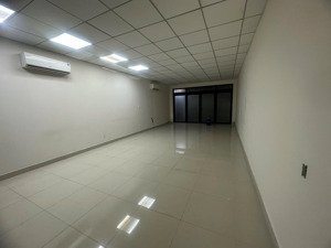 cho thuê văn phòng tại him lam kênh tẻ. giá 50tr/th . dt 450m2, nhà mới đẹp