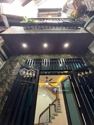 bán nhà ngõ thông phong, đống đa 20m ra ô tô, 41m², 5 ngủ, sổ đỏ cất két, 8.95 tỷ