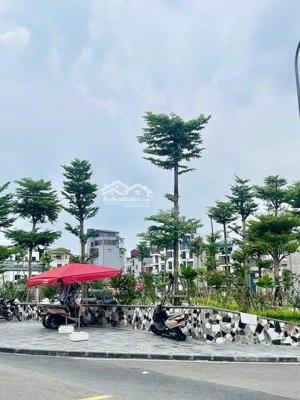 ô tô đỗ cổng -thang máy - full nội thất -2 thoáng - giếng trời - chỉ 10,98 tỷ sd 36m lõi ngọc thuỵ