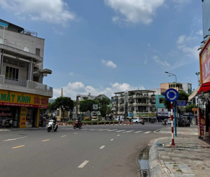 gần khu công nghiệp, bê tông lớn 5m, 3 mặt tiền