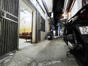 cần bán mảnh đất 50m2 phố lê duẩn - đống đa. nhà 2 tầng cũ, cách ô tô 50m, ngõ ba gác, trước nhà 3m