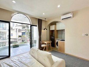 căn hộ ban công full nội thất mới 100% quận 10