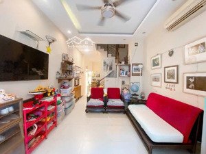 7.5 tỷ, nhà đẹp 4tầng gần lê văn sỹ , phú nhuận 40m2,sổ vuông, vào ở ngay.