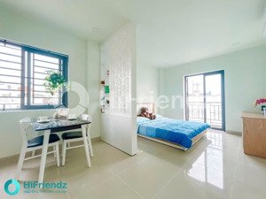 cho thuê phòng studio ban công full nội thất 40m2 ngay cầu nguyễn văn cừ quận 1