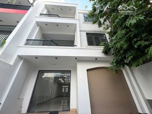 cho thuê nhà phố mặt tiền trần não có thang máy