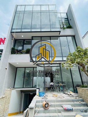 nhà khu phan xích long diện tích: 9x22m hầm trệt 3 lầu cho thuê