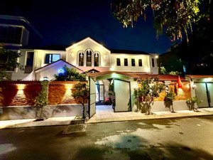 biệt thự sân vườn lê văn chí thủ đức 374m giá 13.2 tỷ tl