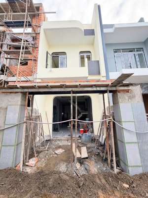 chủ gửi bán nhà 1 trệt 1 lầu phường biên hoà. dt: 4x16=64m2. giá:2tỷ650 bớt lộc