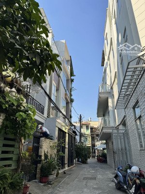 nhà 3 tầng ngay p1 q8- gần chợ rạch ông-cầu chữ y- dt lớn full công năng- chỉ nhỉnh 7 đồng