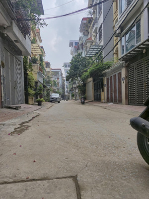 bán gấp nhà phân lô phùng chí kiên cầu giấy 80m2 5 tầng mặt tiền 4,5m oto tránh vỉa hè giá 29 tỷ.