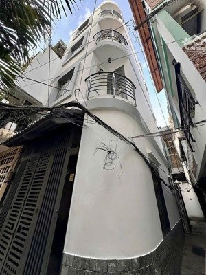 chỉ 6 tỷ hơn có ngay hộ khẩu q1. sát hxh nguyễn văn cừ- cách mt 50m. 4 tầng vừa ở vừa làm cty.