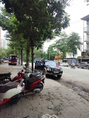 mặt phố, vỉa hè rộng, kinh doanh các loại hình