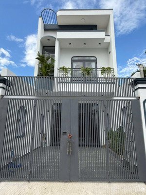 hạ giá 200 triệu bán gấp nhà 1trệt 1lầu 3phòng ngủ mới 100% ngay vòng xoay cây nến