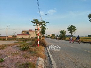 dãn dân bãi sậy - ân thi - hưng yên. mặt ngoài kinh doanh đẹp. giá 2.x tỷ, x bé tẹo.