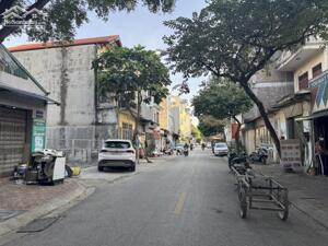 Cần bán gấp mảnh đất thổ cư hai mặt đường trước sau tại phố Nguyễn Văn Hưởng, Giang Biên