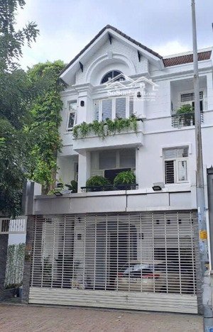 bán biệt thự đường hoàng quốc việt- ngay phú mỹ hưng. dt: 10 x20 ( 4 tầng). giá: 40 tỷ