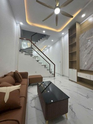 nhà 2 tầng xe hơi đậu cửa đường kha vạn cân - phường linh đông