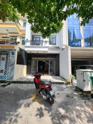 nhà đối diện bv becamex 4 lầu hoàn công phù hợp mở văn phòng, kinh doanh nghề liên quan y tế