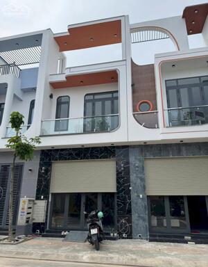 Bán nhà mới xây ngay chợ tân hiệp, cạnh kcn visip3