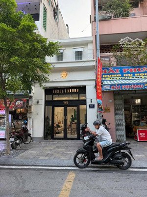 cần bán nhà mặt tiền 143 trần đình xu p.nguyễn cư trinh quận 1 4.3x16 2 tầng giá 25ty tl