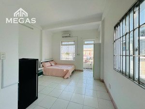 cho thuê phòng ngay cmt8 q10 gần toà nhà viettel , công trường dân chủ ( bancol lớn + cửa sổ ) 30m2