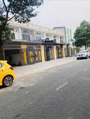 cho thuê nhà 1 trệt 1 lầu phường định hoà thành phố mới bình dương (củ)
thiết kế :1 phòng khách,