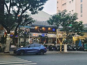 chính chủ cho thuê nhà mặt tiền trần hưng đạo q1 ngay gần phố đi bộ bùi viện ngang 20m dài 30m 3lầu