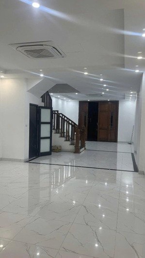 cho thuê nhà liền kề khu vực nguyễn xiển 90m x 4 tầng thang máy - 22 triệu