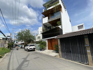 ngộp nặng - diện tích 175 m2 - định giá 6 tỷ chào bán 5.6 - đường 6m xe hơi né.