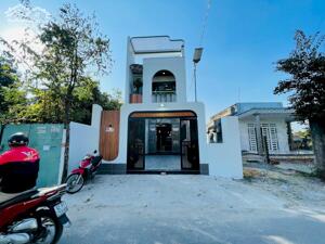 Bán nhà mặt tiền kinh doanh gần chợ Mỹ Hạnh giáp hóc Môn, 1 trệt 1 lầu 4PN, sổ hồng riêng