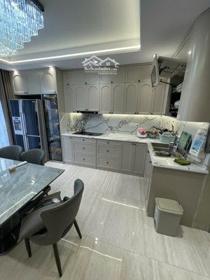 hoa hậu ba đình - phân lô - ô tô - thang máy - chủ xây tâm huyết - ở sướng - 20m ra ô tô tránh.