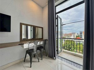 trống studio ban công trần não full nội thất