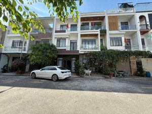 chủ gửi bán nhà khu dân cư trung tâm dĩ an diện tích: 64m (ngang 5m) hướng: đông nam