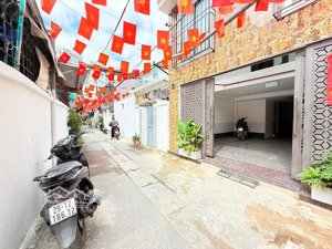 bán toà chdv 8 tầng thang máy , ngõ thông ô tô , 22 phòng khép kín full đồ , dòng tiền 1.3tỷ/năm.