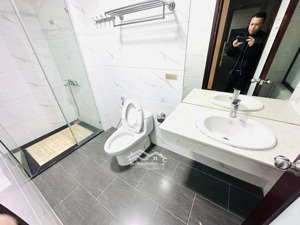 cho thuê văn phòng 50 - 60m2, tại 28 nguyên hồng, vào được luôn, đầy đủ trần sàn, điều hòa, sàn gỗ