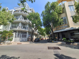 nhà biệt thự tần trọng cung q7. dt 8 x 24. giá 27 tỷ. 193m2 . gần vincom nam long, phú mỹ hưng