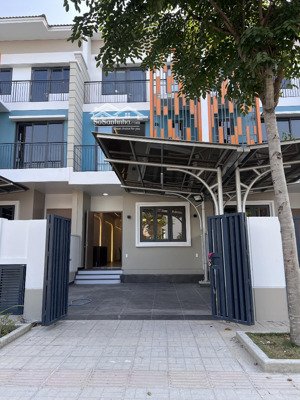 cho thuê nhà suncasa central, vsip2, bình dương. nhà 3 tầng full nội thất cực đẹp