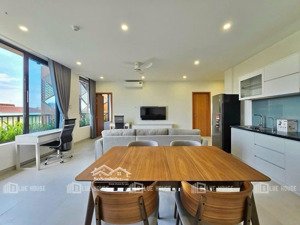 căn hộ 1 phòng ngủ, ban công, cửa sổ trời - đầy đủ tiện nghi - nội thất cao cấp, máy giặt riêng