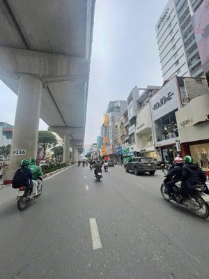 hot!!! mp cầu giấy 40m x 6t thang máy, 2 thoáng, kinh doanh, vỉa hè , giá chỉ 20 tỷ