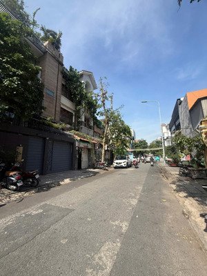 bán gấp khuôn đất đẹp khu d2, bình thạnh. 12m x 25m. giá 65 hạ về 59 tỷ