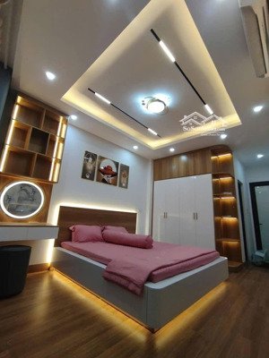 nhà làng tó dt 35m 5 tầng full nt xịn.ô tô đỗ cổng.gần trường học đi lại cực tiện.giá: 5 tỷ