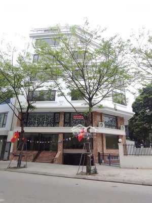 toà nhà mặt phố hoàng quốc việt, 140m2, 8 tầng, mặt tiền 12m, lô góc, vỉa hè rộng, cho thuê 115tr