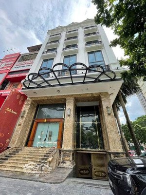 1 siêu phẩm toà văn phòng mặt phố nguyễn hoàng 240mx9t. mặt tiền 20m. lô góc 3 mặt tiền bề thế.
