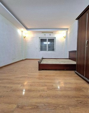 11 tỷ nhà ở trung kính ,ngõ nông, ô tô tránh, dt 40m2 , ô chờ thang máy