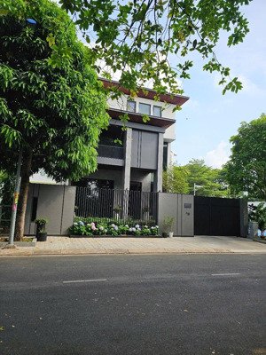 hiếm có, khó tìm! duy nhất một nền biệt thự đơn lập hướng đn view sông thoáng mát chỉ 110 triệu/m2.